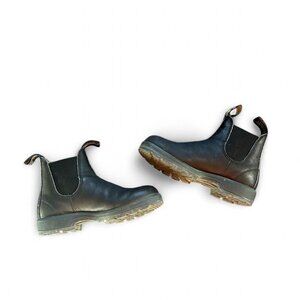 Blundstone black premium leather Chelsea boots.     Size 3 Fits like women’s 6